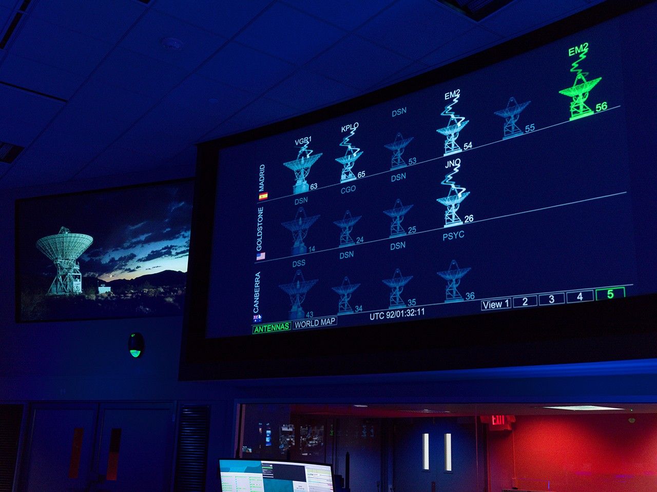 A graphical representation of the Deep Space Network’s radio frequency antennas indicate signal acquisition from NASA’s Artemis II mission to the Moon on April 1, 2026, inside the Space Flight Operations Facility at NASA’s Jet Propulsion Laboratory in Southern California.